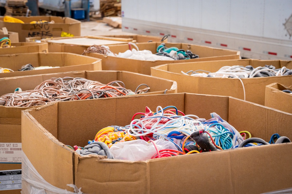 Sorted wire streams in separate bulk containers